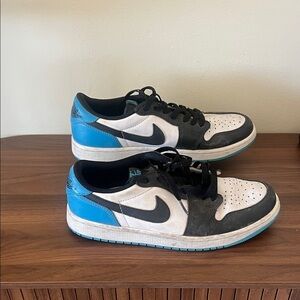 Nike Air Jordan Men's White and Blue Sneakers Size 9